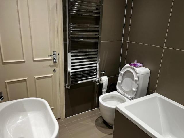 Warm And Comfortable Two-bedroom And Two-bathroom London