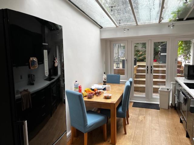 Warm And Comfortable Two-bedroom And Two-bathroom Apartment London
