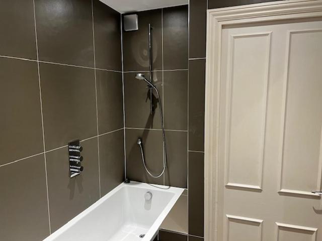 Warm And Comfortable Two-bedroom And Two-bathroom Apartment