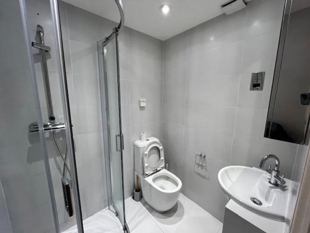 Warm And Comfortable Two-bedroom And Two-bathroom Apartment *