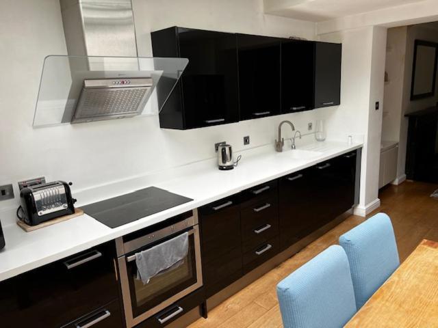 Warm And Comfortable Two-bedroom And Two-bathroom London