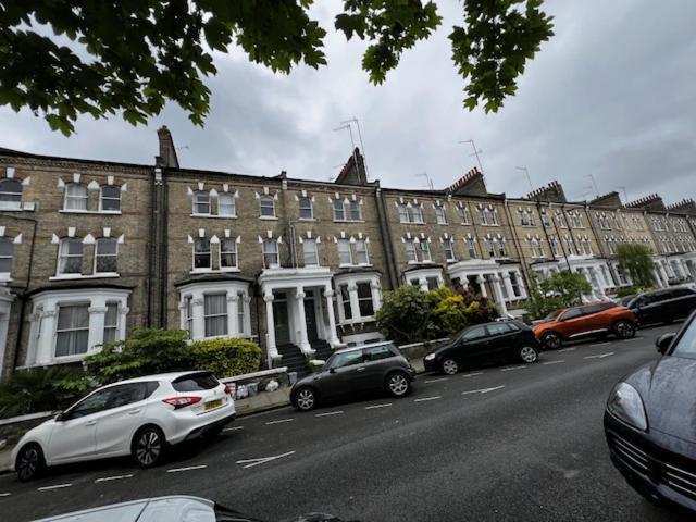 Warm And Comfortable Two-bedroom And Two-bathroom Apartment London